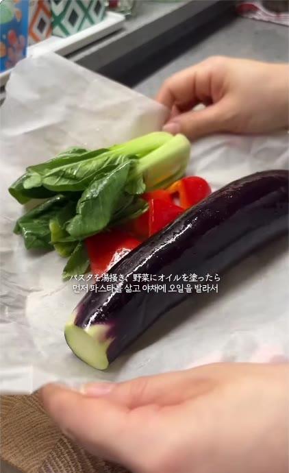 【豚しゃぶパスタ弁当】韓国在住の妻が夫くまさんに詰める、くるくるパスタと豚しゃぶ、蒸し野菜がぎっしり