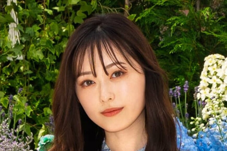 「妖精さんみたい」福原遥 透け感ふわふわ青ワンピ姿が話題「どこまで美しくなるんだ」「花にも負けない美しさ」の声
