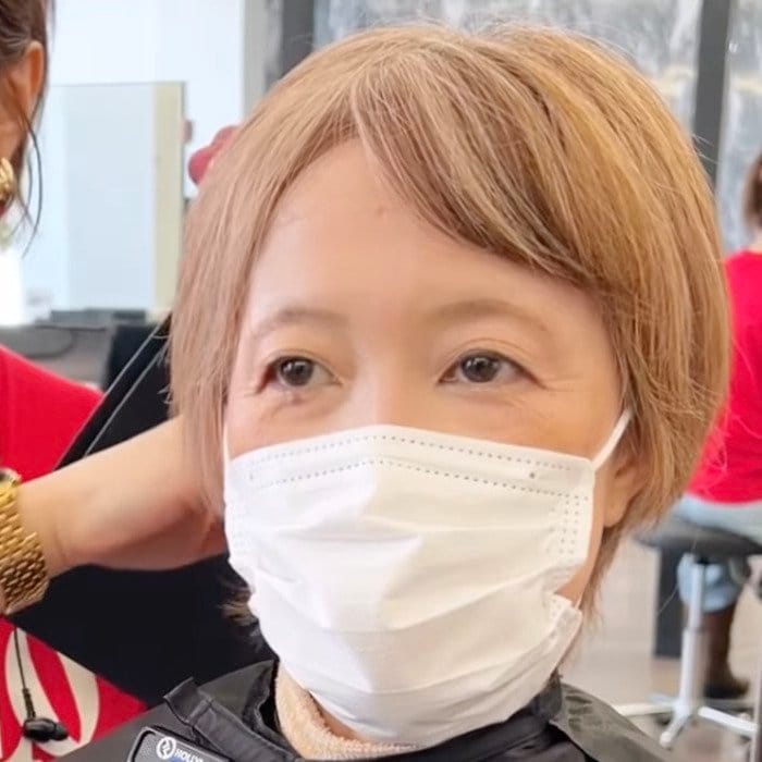 金髪ショートをさらにスッキリさせたい女性→〈淡めピンクカラーのオン眉ショート〉にスタイルチェンジ「可愛い！」の声