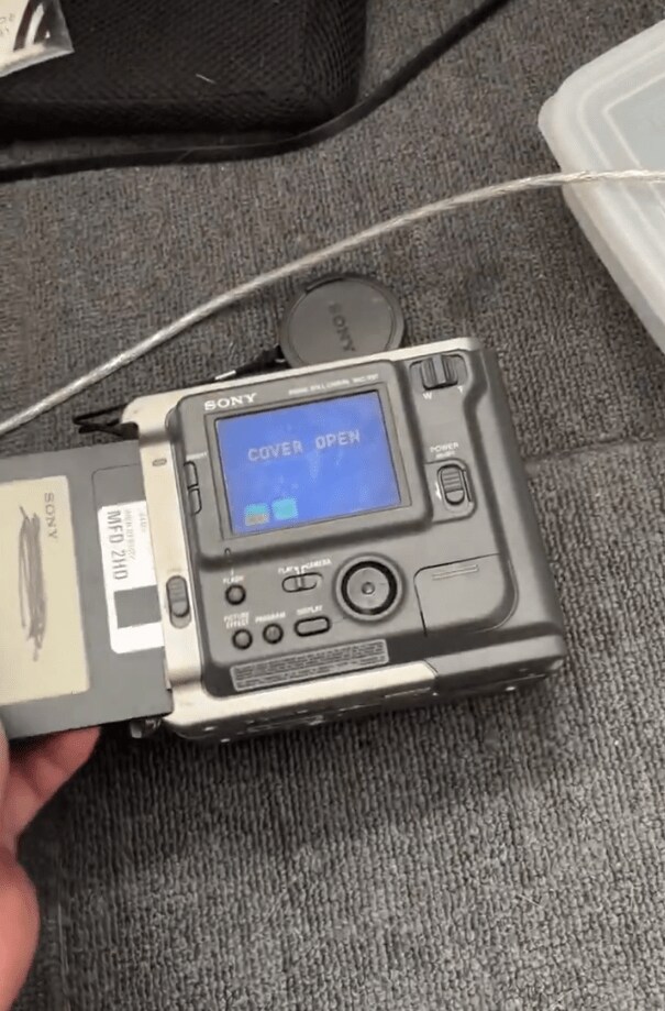 フロッピーディスクを入れる瞬間