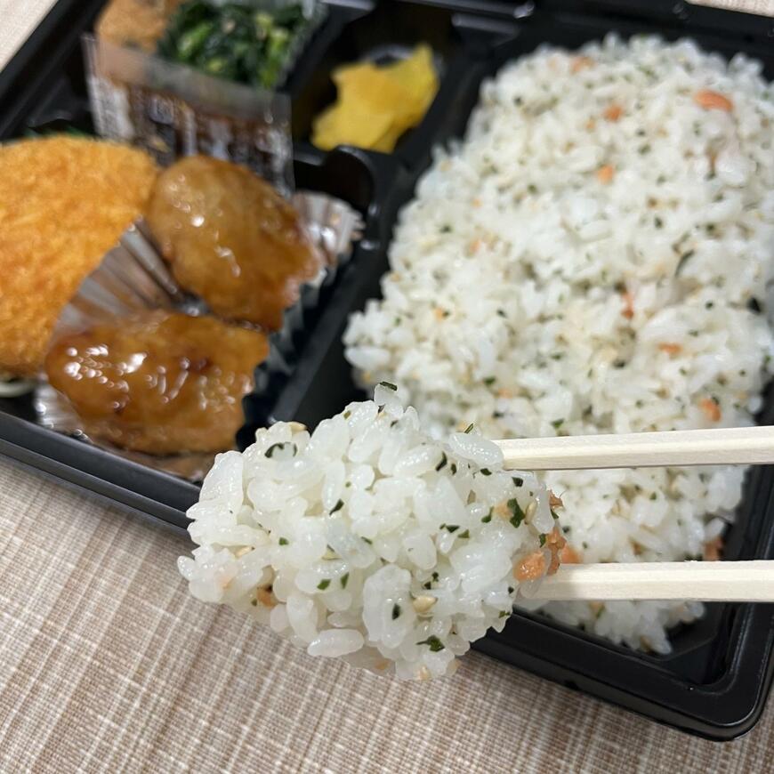 お米の粒が立ったごはん