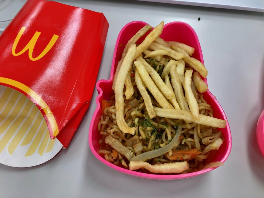 マイメロディのお弁当箱に入ったポテト焼きそば