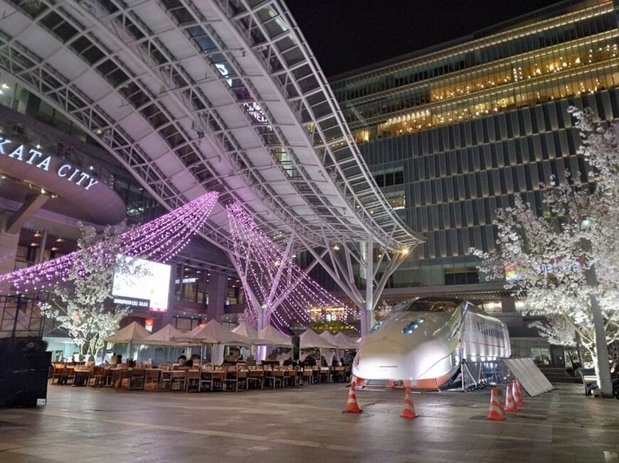 JR博多駅前広場「満開の桜が咲くつばめ」のライトアップ