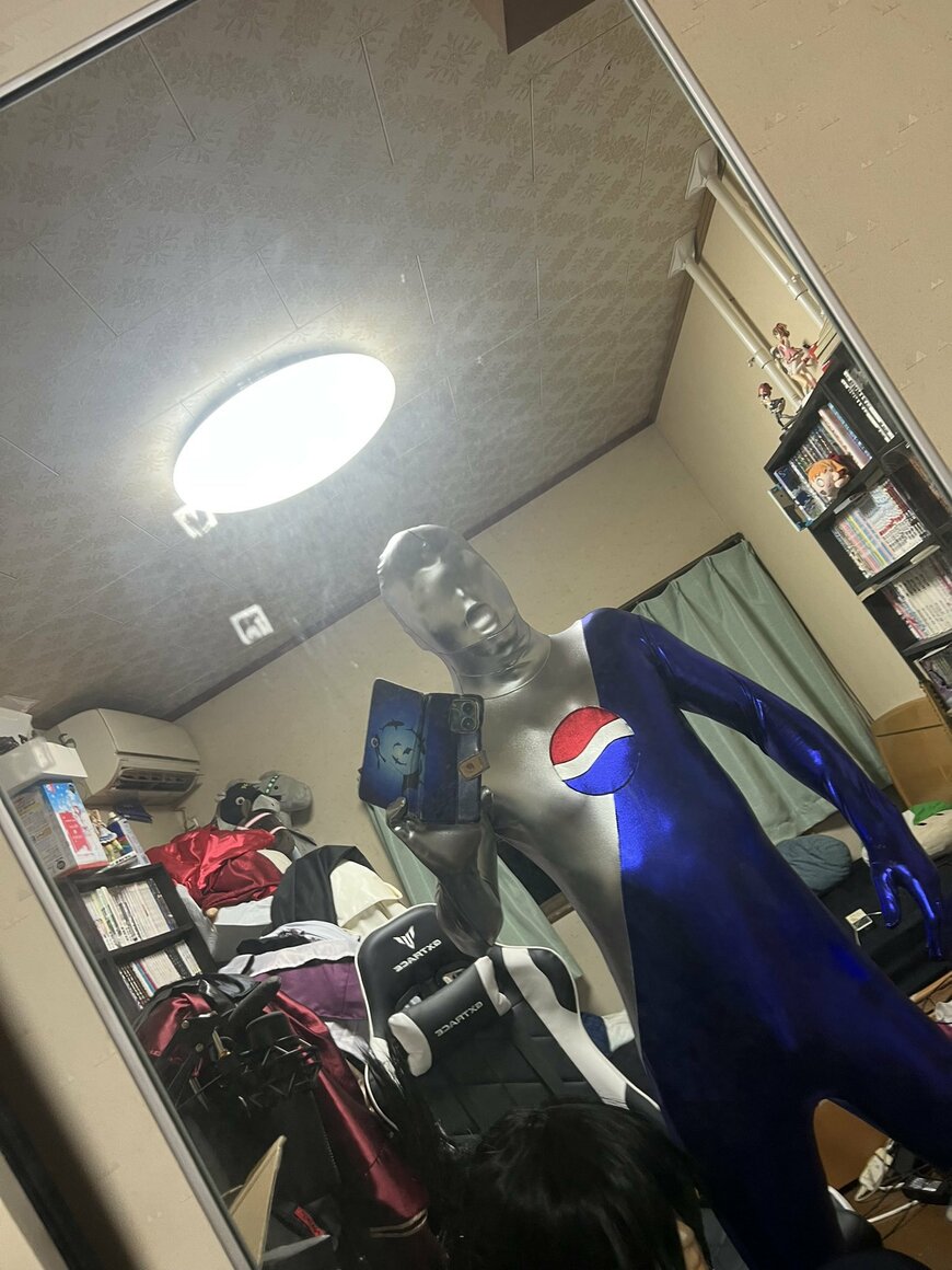 部屋の中でペプシマンのコスプレ