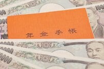 8月15日は年金支給日！「厚生年金と国民年金」年齢別の「最新平均月額」を《早見表》で紹介。あなたの受給額との差は？