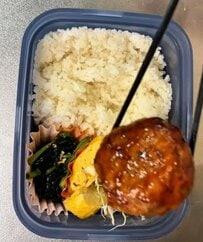 【ハンバーグ弁当】タコさんウインナーがちょこんと可愛い！シングル父が新社会人の子どもに作る手作り弁当に「最高です！」の声