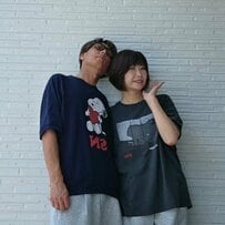 【年の差夫婦の夏ファッション】60歳妻＆49歳夫がGUの〈グレーハーフパンツ〉でおしゃれなリンクコーデを披露！