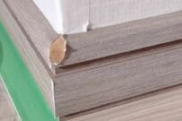 【初心者DIY】たった3cmで激変！1児ママが自宅の壁をプチアレンジ→茶色い巾木を白いペンキで塗るだけ…お部屋がスッキリ北欧風に大変身！