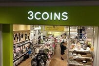 「両手自由になる近未来ボトルだよ」3COINS〈リストバンドボトル〉880円で「噛めば即潤う優秀さ」「コスパ最強で人気すぎて再入荷」