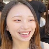 9ヶ月ぶりに美容室を訪れたセミロングの女性→〈バッサリカット＆ブリーチ〉で雰囲気ガラリ！「めちゃめちゃいいです！」と歓喜