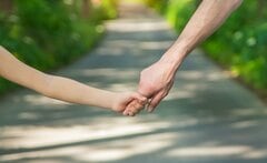 娘を連れて遠出したパパ　購入した母の日のプレゼントに「調べたパパ素敵」「使い終わってからも大切に」