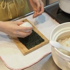 シンプルで食べやすくて気分も上がる！妻が夫に作る竹かごの容器に入れた風情のある【おにぎり弁当】が素敵