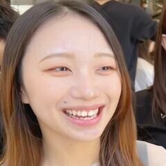 9ヶ月ぶりに美容室を訪れたセミロングの女性→〈バッサリカット＆ブリーチ〉で雰囲気ガラリ！「めちゃめちゃいいです！」と歓喜