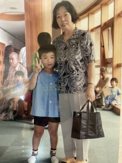 幼いころの男性と、おばあちゃん