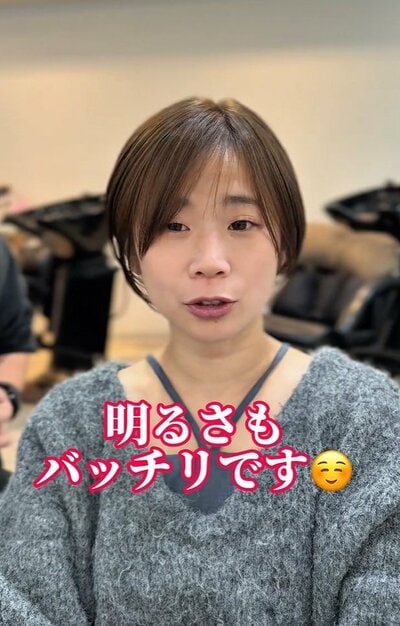 明るい髪色もよく似合うショートに