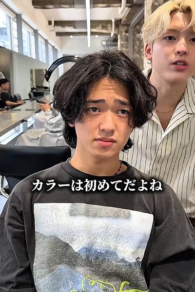 &nbsp;金髪にしてほしいと話す男性
