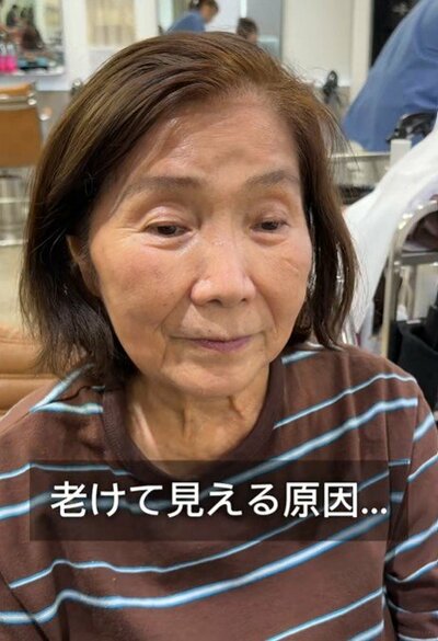 前髪なしのミディアムヘアの女性