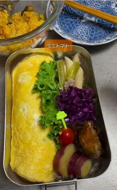 おかずが並び、ミニトマトが加わったところ