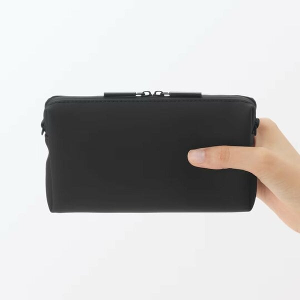 バッグの中でも場所を取らないスリムさが魅力
