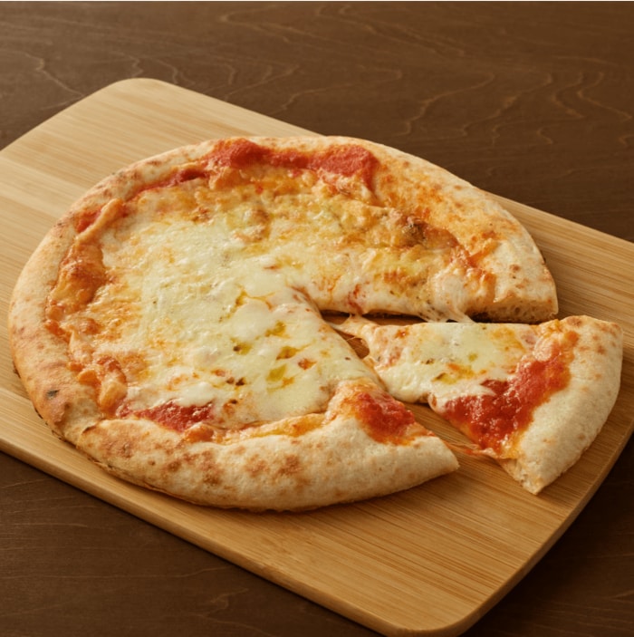 チーズたっぷり本格的なピザ