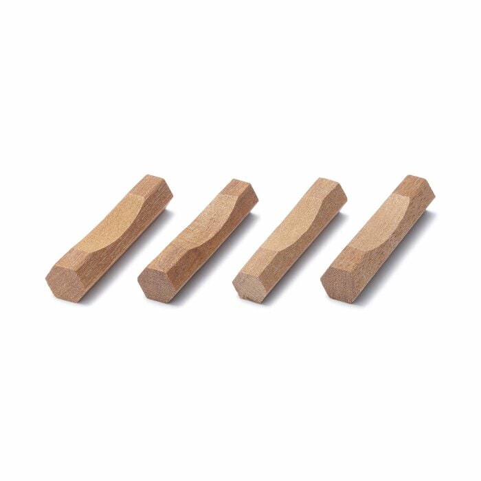手作業で作られているので色合いや彫りの深さが少しずつ異なります