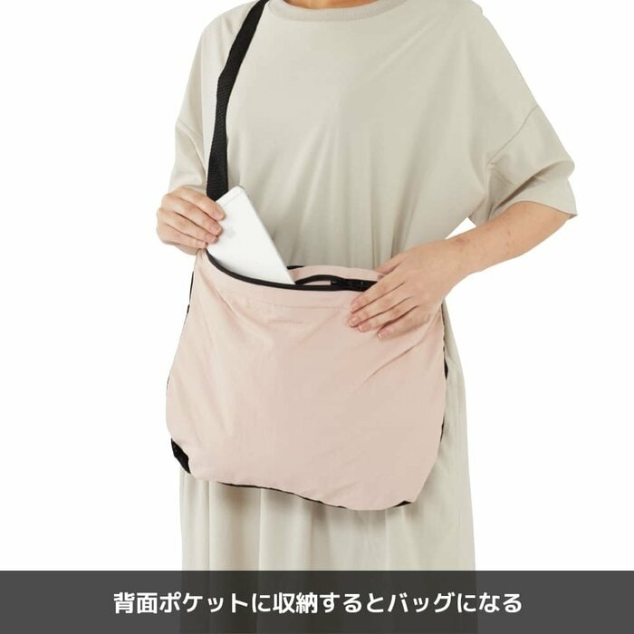 A4サイズのショルダーバッグへと姿を変えられます