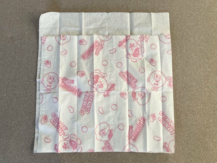 「アメリカンキャンディ ミニ4P」と「ミニミニ保湿ティッシュ グレージュ」は、中身の大きさが同じ