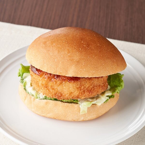 ファミリーマートの新商品：グラタンコロッケバーガー