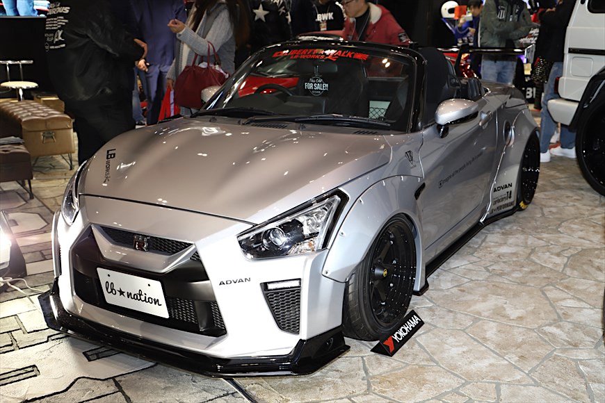 あきらかにサイズが違うがグリルには『GT-R』のエンブレムが