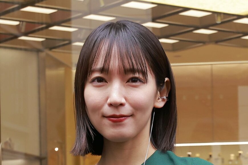 吉岡里帆イメージガラリ！PRADAブラックワンピで大人シック「ただただ綺麗」「大人りほちゃん」「素敵な年のとり方」「痩せた？」の声