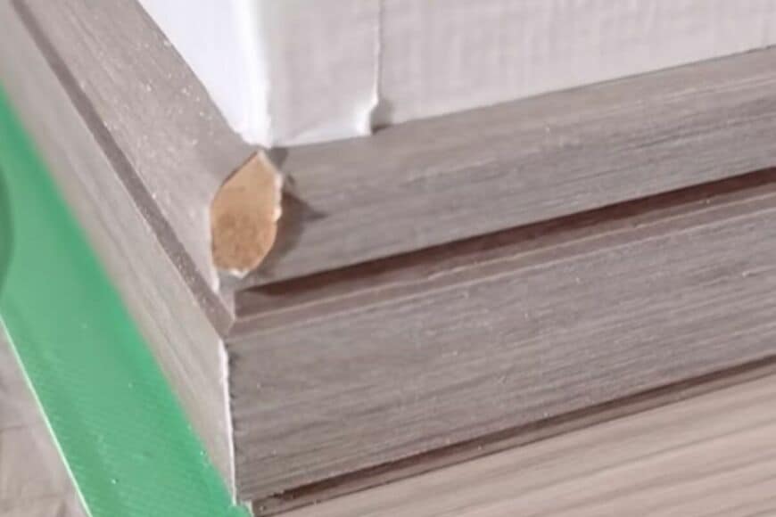 【初心者DIY】たった3cmで激変！1児ママが自宅の壁をプチアレンジ→茶色い巾木を白いペンキで塗るだけ…お部屋がスッキリ北欧風に大変身！