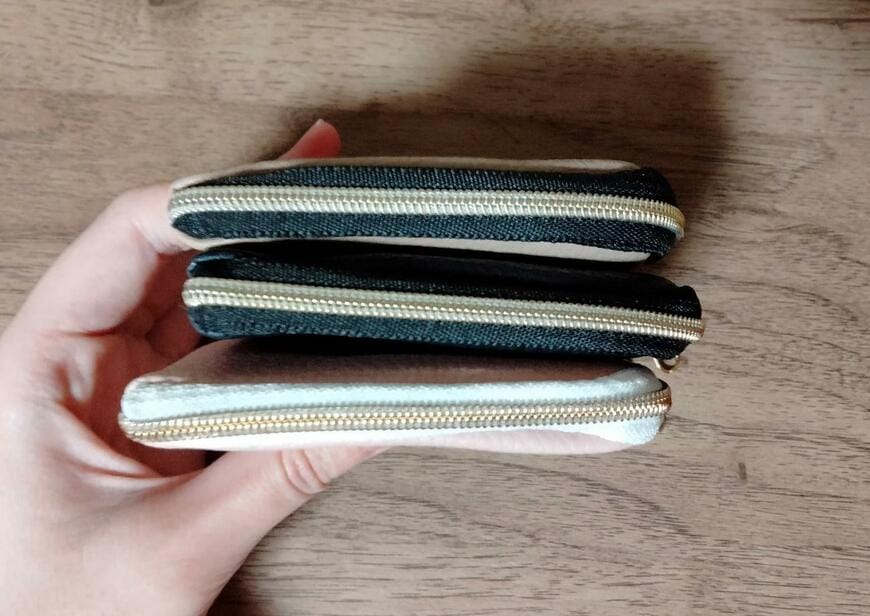 筆者撮影（セリア、革風 コインケース L字ファスナー）