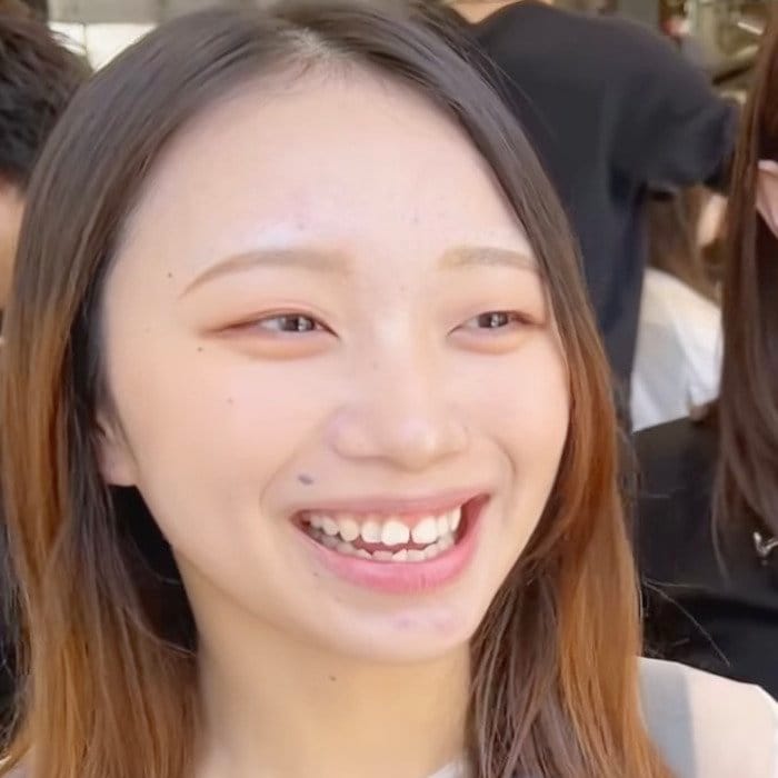 9ヶ月ぶりに美容室を訪れたセミロングの女性→〈バッサリカット＆ブリーチ〉で雰囲気ガラリ！「めちゃめちゃいいです！」と歓喜