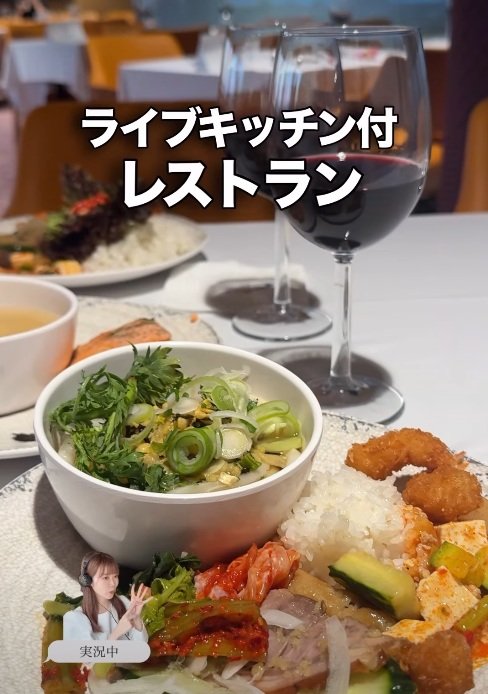 フェリー内の食事はライブキッチンつきのレストランで