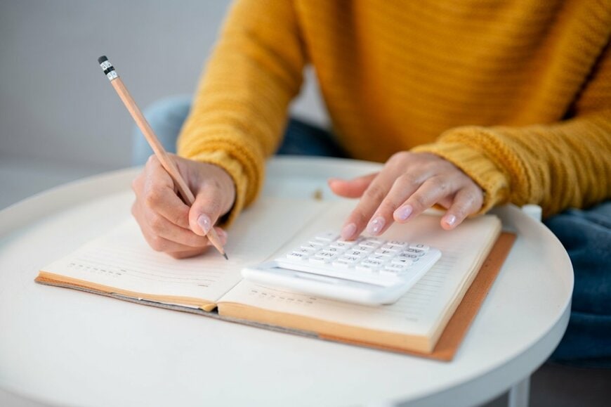 二人以上の世帯の「通信費」は1ヶ月1万1780円