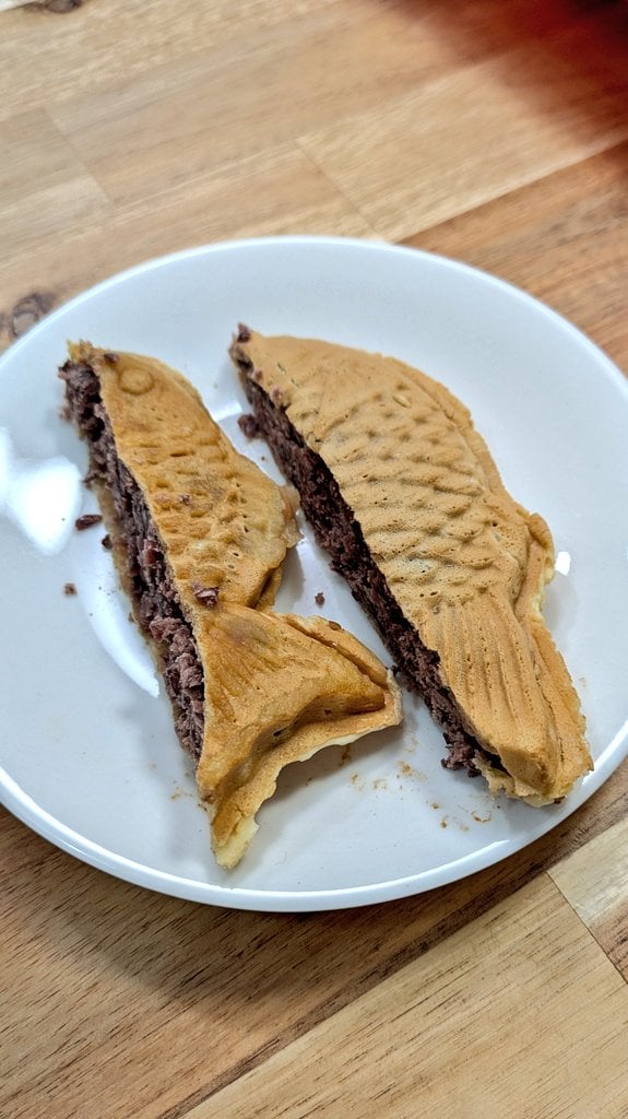 半分こするために横向きにカットしたたい焼き