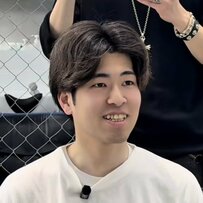 【大変身】髪型に迷う男性が縦落ちパーマで大胆イメチェン！「めちゃめちゃ最高です」と大満足の笑顔