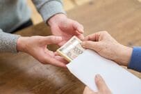 【年金を受け取っている人】9月1日から緑の封筒が届く人も。年金にプラスされる月額5620円の給付金と、給付付き税額控除の現在地を整理します