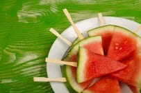 「年金だけで生活していない高齢者」約6割。所得のうち年金が占める割合は？