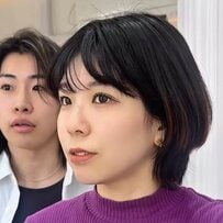 「硬くて毛量が多い」ことに悩む女性がマッシュショートに。ボリュームを抑えたすっきりスタイルに印象チェンジ