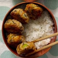 【夫＆息子弁当】家族へひじきつくねの甘酢あん弁当を作ってみた。花の卵焼きやピーマンの副菜を合わせて彩りと栄養バランスを整え、日々のお弁当作りのマンネリを防ぐ