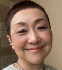 【64歳マダム】ポジティブオーラ全開の〈雨の日コーデ〉がおしゃれ　鮮やかなブルーとイエローでパッと明るい雰囲気に