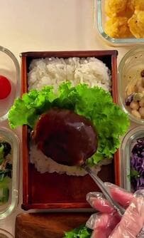 【ハンバーグ弁当】作れば家族がすぐに集まるという、ソースをまとったハンバーグが主役の一箱