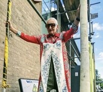 「ペイズリー柄シャツワンピース」の着こなしがおしゃれ！海外マダムの洗練された〈個性派コーデ〉がスタイリッシュでかっこいい！