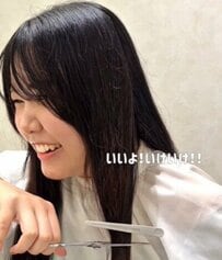 長く伸ばした髪を「ぶっつり」カットでイメチェン　まさかの変身姿が素敵