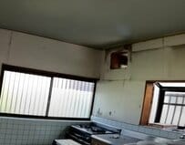 【空き家DIY】長年の生活汚れが目立つキッチンの壁が清潔感溢れる真っ白な壁に大変身！