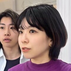 「硬くて毛量が多い」ことに悩む女性がマッシュショートに。ボリュームを抑えたすっきりスタイルに印象チェンジ