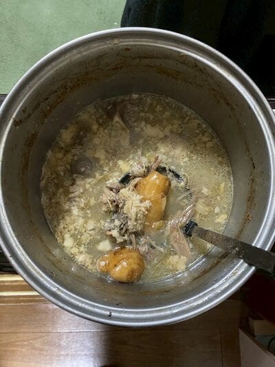 煮込んだ豚骨スープ