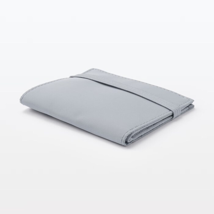 コンパクトながら通貨やカードをしっかり収納できる