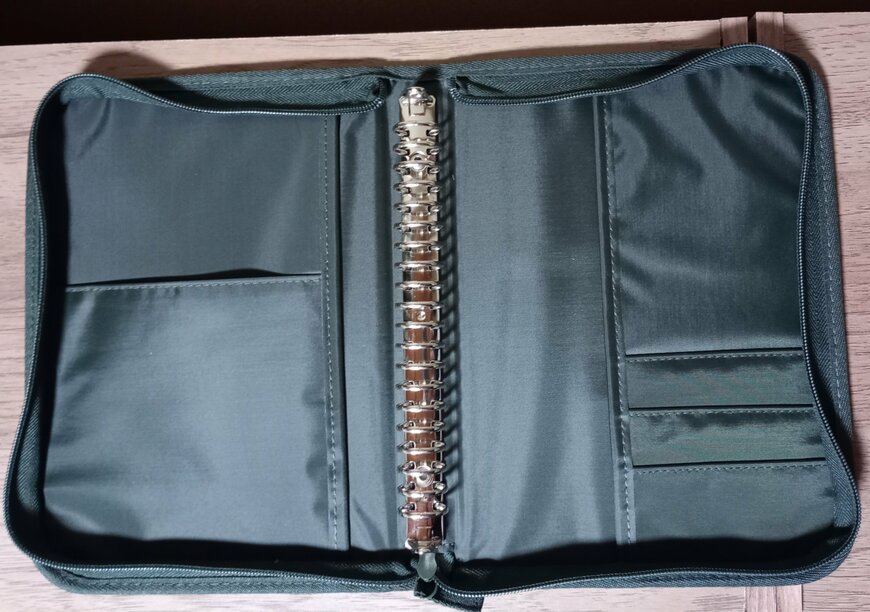 筆者撮影（宝島社、『「図案スケッチブック」A5バインダーポーチつき バインダーのある毎日』）